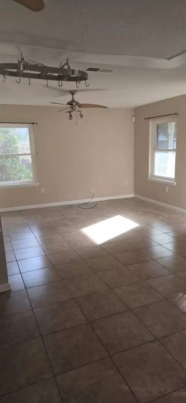 Main picture of 404 Juniper St