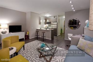 Main picture of 290 W Hubbard St