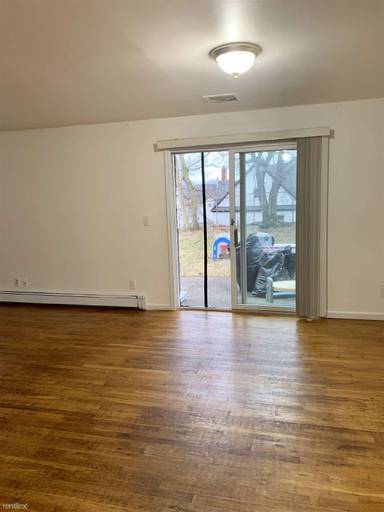 Main picture of 421 N Broadway