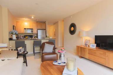 Main picture of 375 N Desplaines St