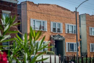 Main picture of 400 N Coronado St