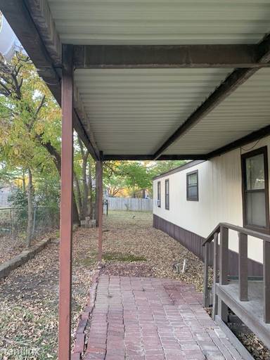 Main picture of 722 W Maple Ave