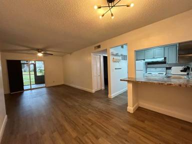 Main picture of Oaks Condominiums