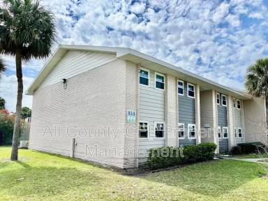 Main picture of 818 Sky Lake Cir