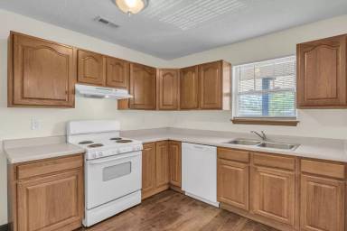 Main picture of 1141 W 17th St