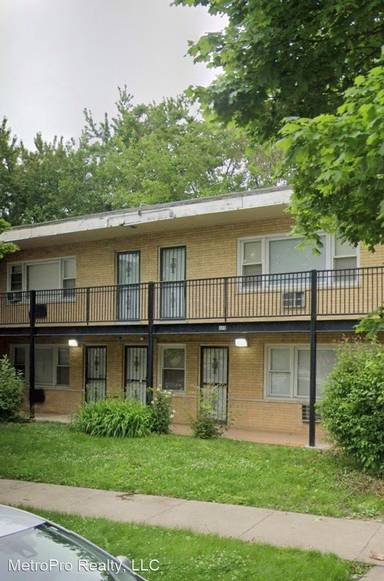 Main picture of 820 E 92nd St