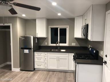 Main picture of 5960 Canoga Ave