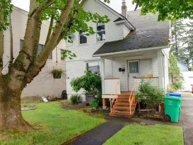 Main picture of 1725 SE Spokane St