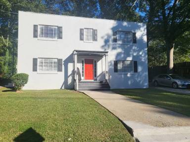 Main picture of 3272 College St