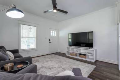 Main picture of 406 Pecore St