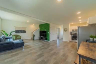 Main picture of 674 N Bedford St