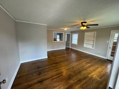 Main picture of 500 Elm St