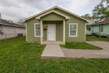 Main picture of 2330 Roberts St