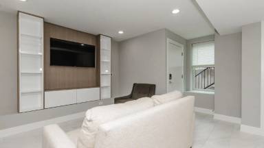 Main picture of 2260 N Clark St