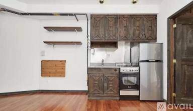Main picture of 76 E 1st St