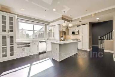 Main picture of 909 Camille Ln