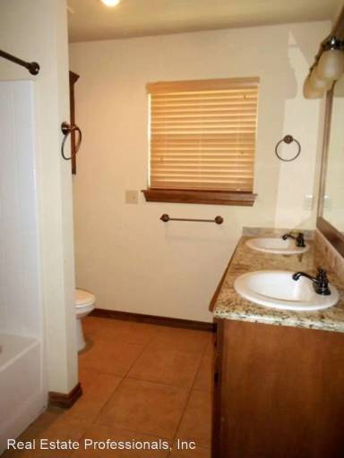 Main picture of 406 NW Granite Ave