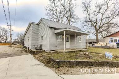 Main picture of 2109 S Hoyt Ave