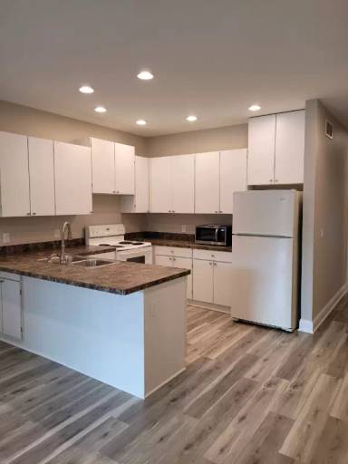 Main picture of 105 N Elm St