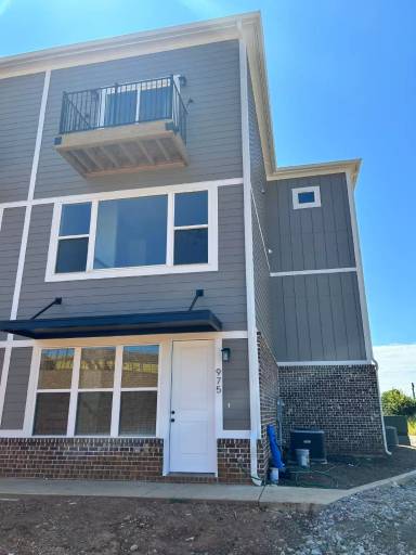 Main picture of 975 Montague Pl