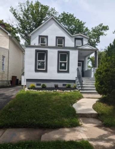 Main picture of 21 Oak St