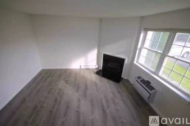 Main picture of 64 Crystal Ln