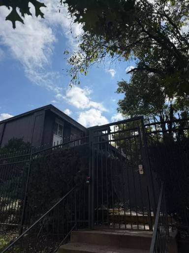 Main picture of 807 W 40th St