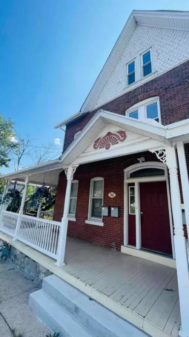 Main picture of 153 2nd Ave