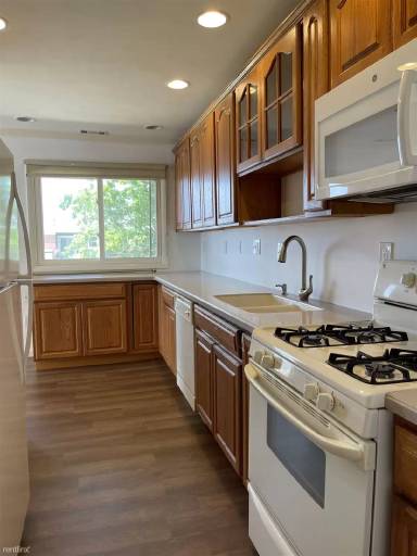Main picture of 109 E Broadway
