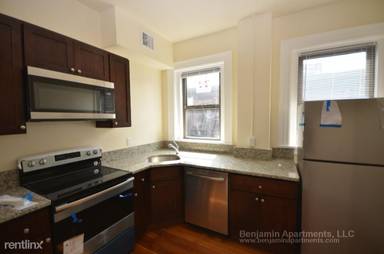 Main picture of 1463 Beacon St