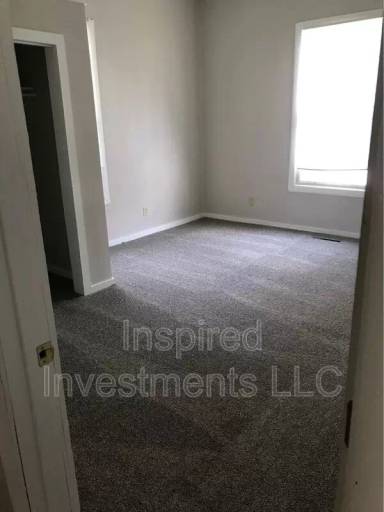 Main picture of 919 1/2 Walnut St