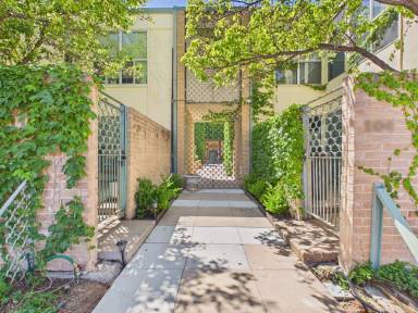 Main picture of 2400 S Polk St