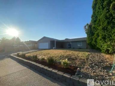 Main picture of 4707 Whitman Cir NE