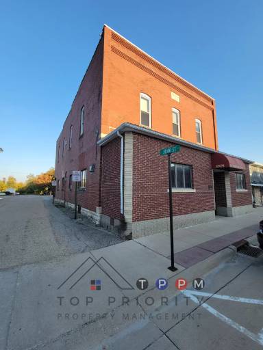 Main picture of 258 Broadway St