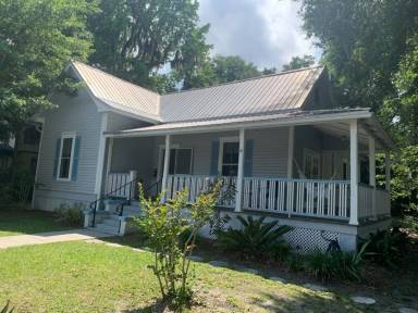 Main picture of 220 NE 7th St