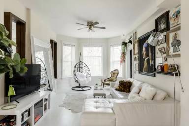 Main picture of 948 N Hoyne Ave