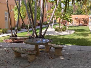 Main picture of 2222 Brickell Ave