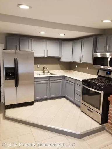 Main picture of 2418 Berg St