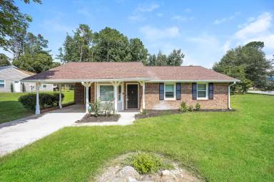 Main picture of 8 Silverwood Dr