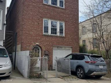 Main picture of 840 Kinsella St