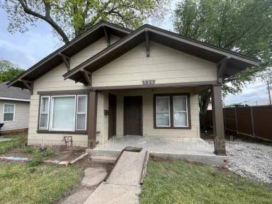 Main picture of 526 E 12th St