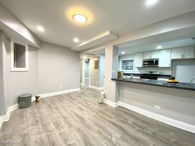 Main picture of 908 W Montrose Ave