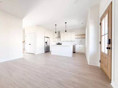 Main picture of 1373 Meridian St