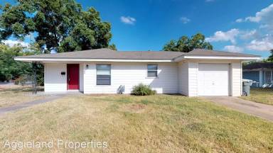 Main picture of 206 George Bush Dr E