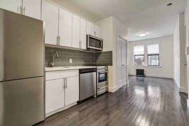 Main picture of 31 E 1st St