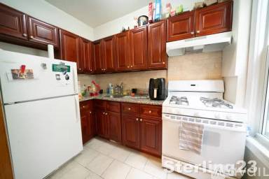 Main picture of 31 63 44 St