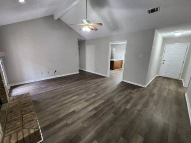 Main picture of 15 Honey Locust Ct
