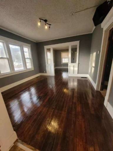 Main picture of 315 SW 3rd St
