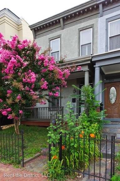 Main picture of 902 13th St NE