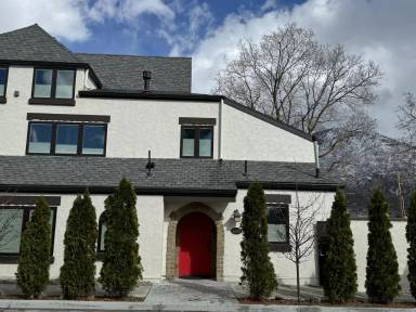 Main picture of 4615 S Locust Ln